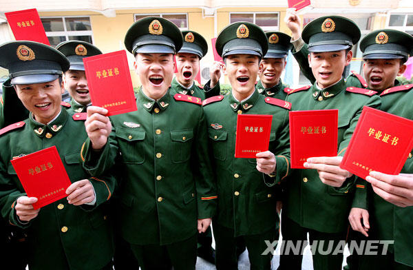 组图:上海退伍战士喜获学历证书(2)