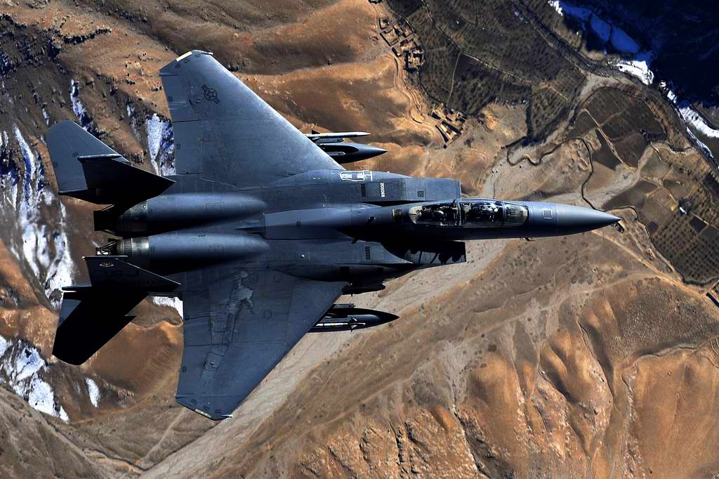 高清图片:美国空军F-15E攻击鹰巡弋阿富汗