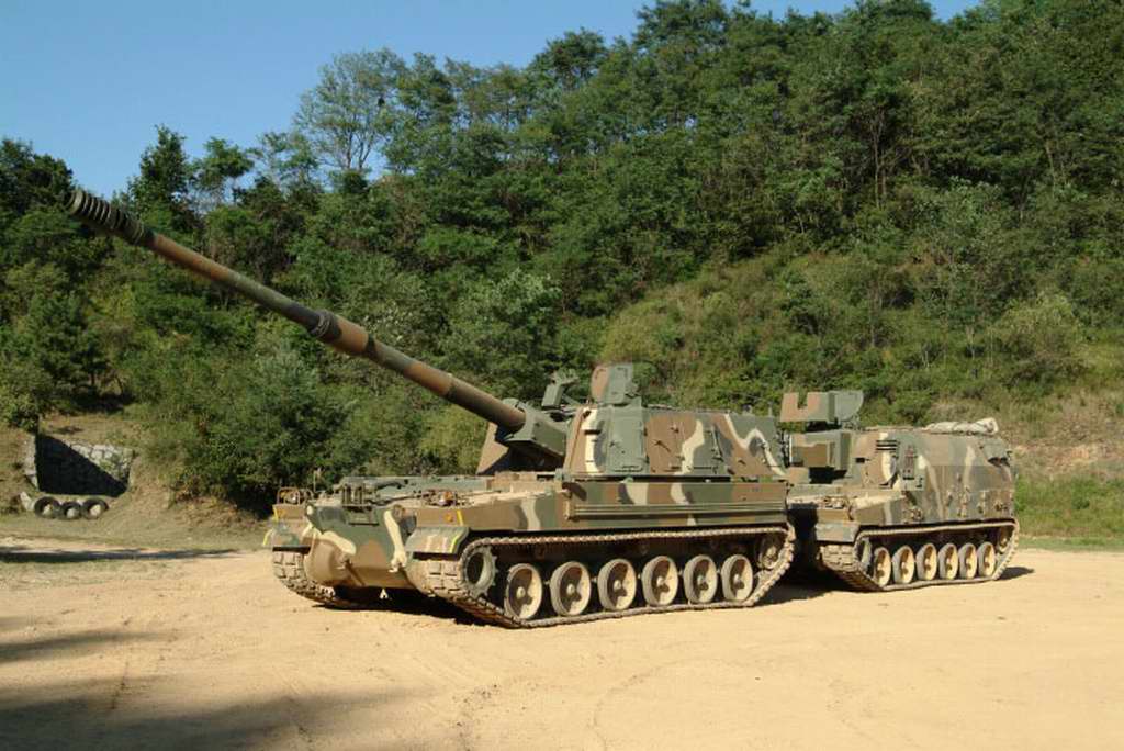 高清图集:韩国k-9型自行榴弹炮弹药补给车--军