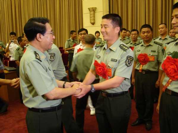 连长陈利锋参加全军先进单位表彰大会,受到徐副主席接见