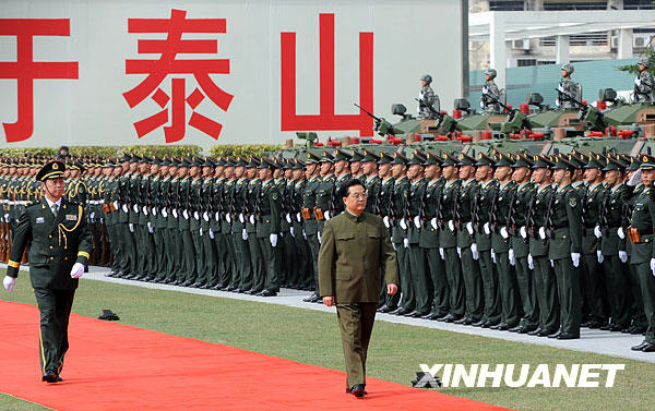 【滚动报道】胡锦涛检阅驻澳部队