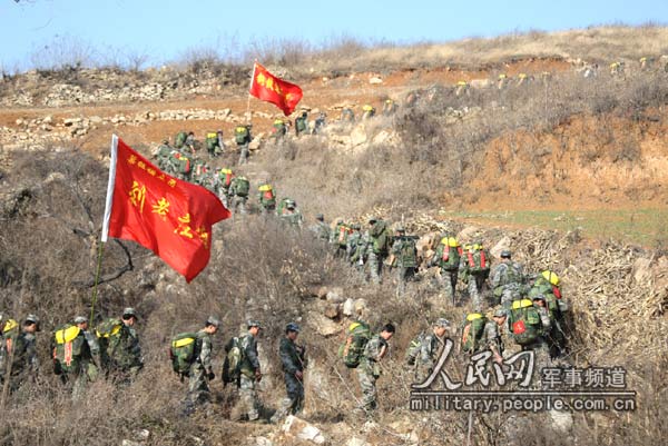 济南军区叶挺独立团展开冬季野营训练