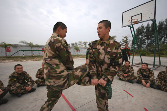 30日,漳州边防支队两名新战士正在进行斗鸡