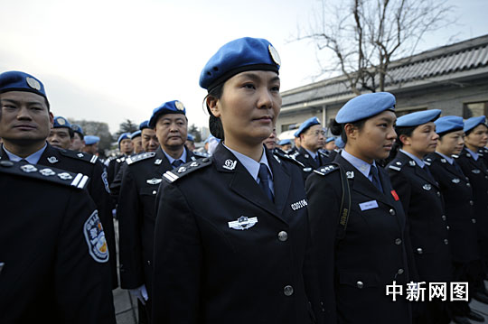 昔日中国维和警察队员再次穿起维和警服,送别牺牲的战友.