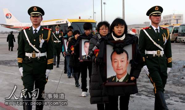 图:公安部边防局党委成员深情送别三位维和英