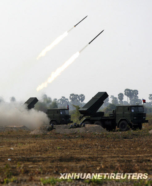 组图:柬埔寨举行BM-21式火箭炮实弹发射演习