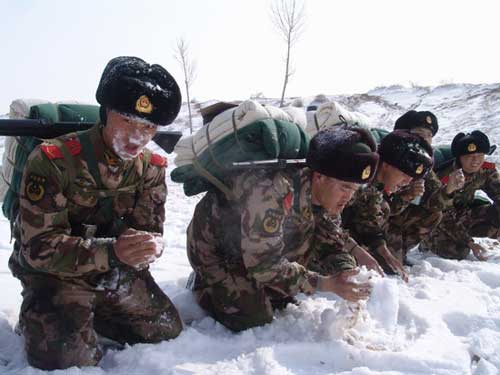 宁夏武警新训团:拉练磨砺战士钢铁意志