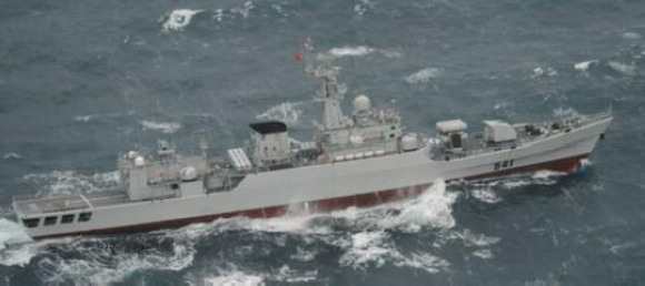 日本抗议中国海军直升机接近自卫队护卫舰 (5