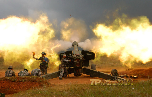 图片:成都军区驻滇某炮兵团火炮实施火力打击