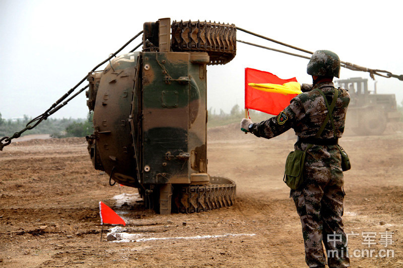 高清组图:北京军区战时坦克抢修比武记录被不