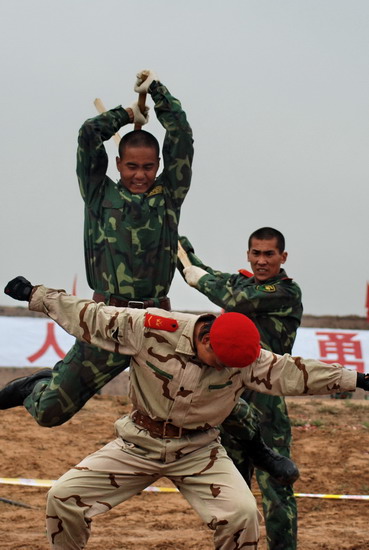 宁夏武警:演兵在酷暑戈壁