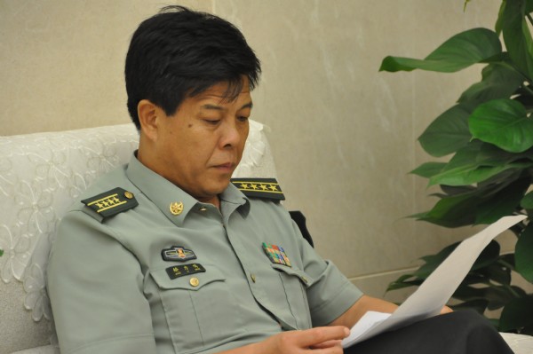 图片直播: 英雄军事五项队 队员做客人民网 (2)