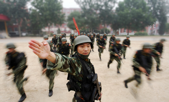组图:直击武警北京总队全副武装训练 (10)