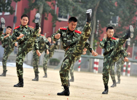 组图:直击武警北京总队全副武装训练 (6)