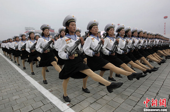 阅兵式前的女兵演练