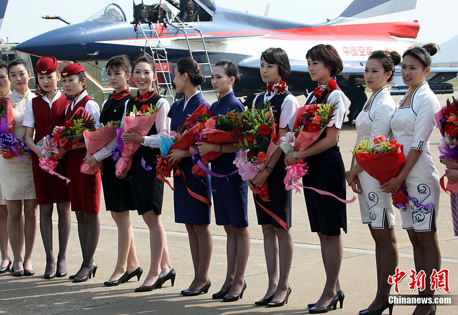 高清组图:中国十佳空姐为八一空中英豪献花