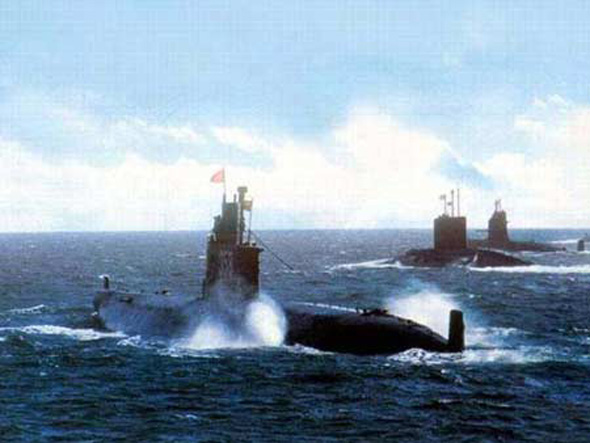 资料图：三种不同型号的常规潜艇相伴而行