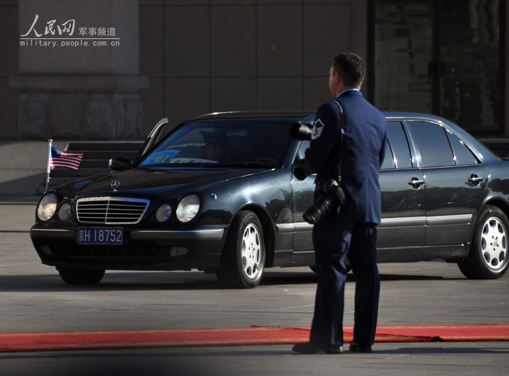 高清图集:中国防长梁光烈举行仪式 欢迎美国防