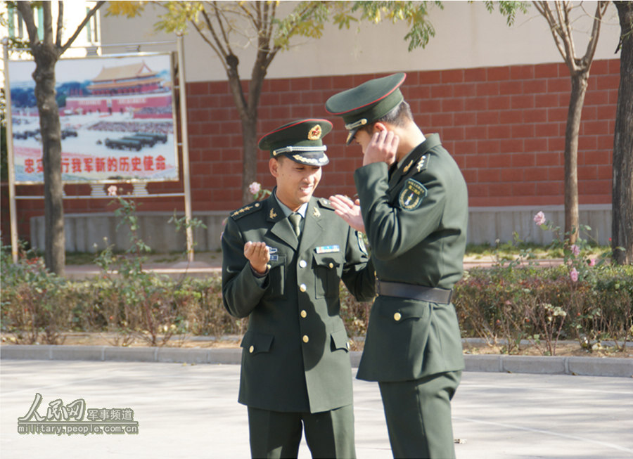 第二炮兵士官学校训练团军官张旭向全国人民拜年
