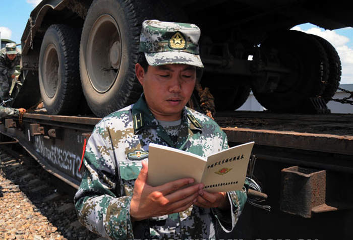 沈阳军区白城军事代处副主任薛敏峰向全国人民