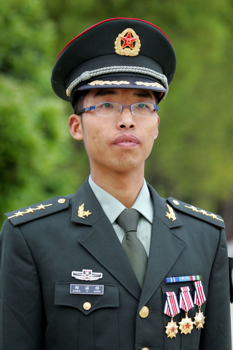 "塔山守备英雄团"官兵代表向全国人民拜年