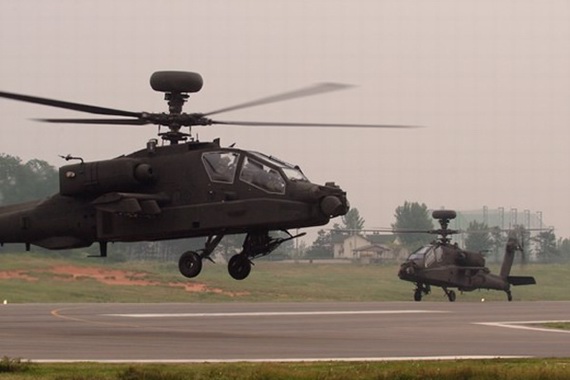 美国陆军两架AH-64D型“长弓-阿帕奇”攻击直升机飞抵它们驻扎在韩国的军营。
图片:波音公司(Boeing Photo)