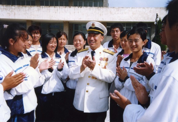 与学生们齐唱《学习雷锋好榜样》_-雷锋将军 刘德全的精彩人生 8