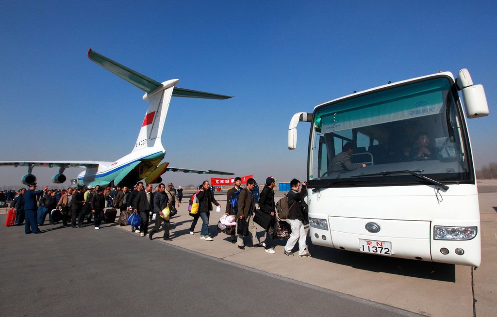 2011年3月4日,自利比亚撤回同胞抵达北京南苑机场下机后,登上空军准备