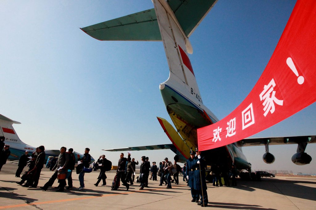 2011年3月4日,乘空军运输机回国人员安全抵达北京.