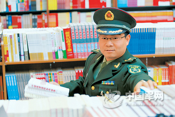 新疆军区边防某团金泉边防营教导员 带着知识
