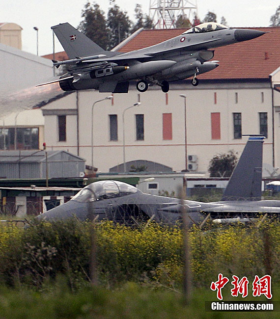 图为3月20日,丹麦空军的F-16战斗机飞抵意大利西西里岛的空军基地。