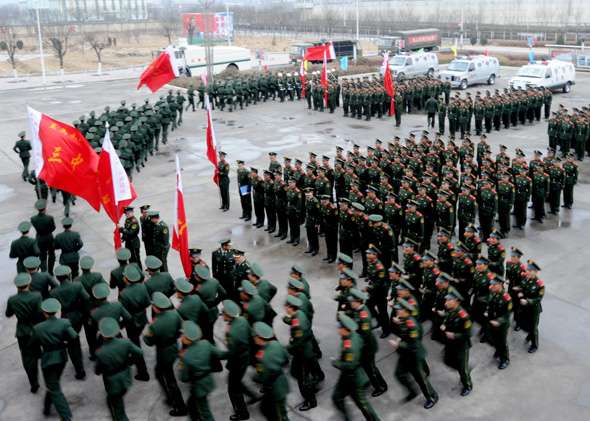 组图:武警山西总队直属支队喜迎新兵入队 (5)