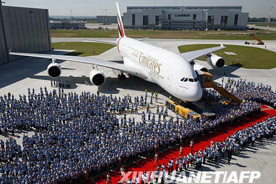 2008年7月28日,在德国汉堡附近的芬肯韦德,空中客车公司员工参加阿联酋航空公司A380客机交付仪式。