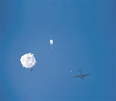 空降兵某旅开展春季入伍新兵首次跳伞训练--军事--人民网