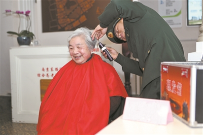 40年爱心接力，“南京路上好八连”坚持做好为民服务
