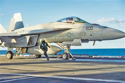 美海军一架F/A-18E“超级大黄蜂”战斗机准备从“里根”号航母上弹射起飞。