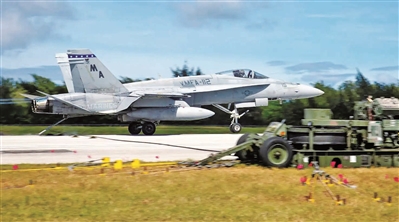 美国海军陆战队F/A-18“超级大黄蜂”战斗机在天宁岛国际机场参加演习。