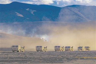 新疆军区某团开展实弹射击训练
