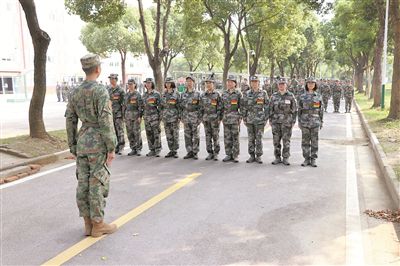 江苏省军区新入职文职人员正在进行队列训练。曾庆超 摄