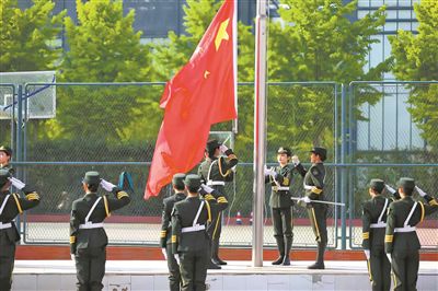 上图：北京师范大学举行“同升一面旗”主题升旗仪式。秦 范摄