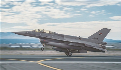  伊拉克空军装备的双座型F-16IQ战斗机。