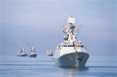 參加“科莫多-2023”多國海上聯合演習的艦艇接受檢閱。馮俊菘攝