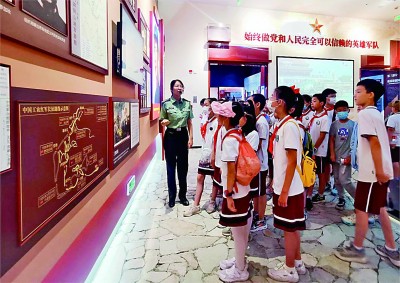 中小学生参观上海市松江区国防教育展厅。涂娟摄/光明图片
