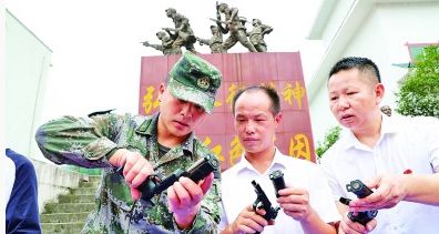 在贵州省榕江县朗洞镇，教官展示武器拆装技能。李长华摄/光明图片