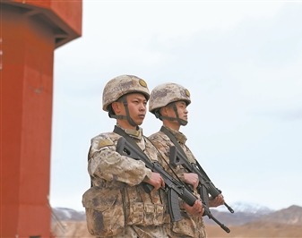 天文点边防连战士田豪（右）在哨楼执勤。