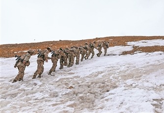 天文点边防连官兵攀登冰川。