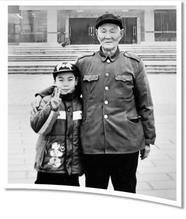 圖③：2009年，徐威和外公龍廷全在四川省廣安市思源廣場留影。供圖：徐威