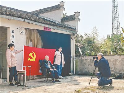 圖②：倪國初（右一）為百歲老兵汪治華拍照。黃亞明攝