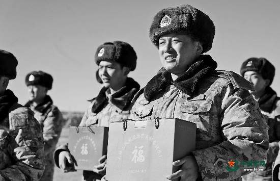 正在高原驻训的第77集团军某旅官兵收到了特别的新年礼物