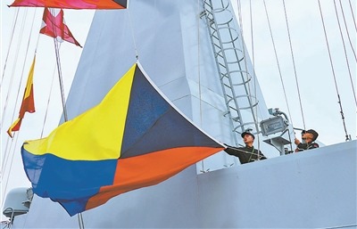 图③
：信号兵悬挂信号旗。赴某海域开展实战化训练。